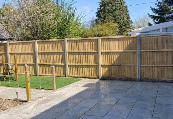 light-brown-garden-fencing-with-patio