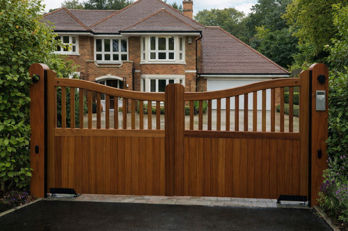 grey-composite-fencing-with-concrete-posts